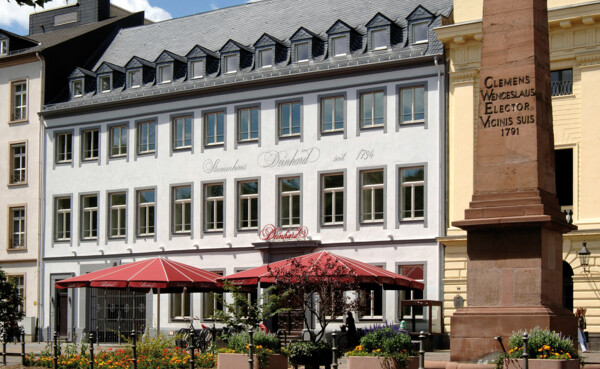 Außenansicht des Koblenzer Sektmuseums mit Wenceslaus Denkmal im Vordergrund © Deinhard KG