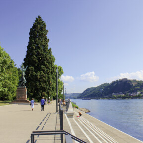 Schlossstufen mit dem Görres Denkmal an den Rheinanlagen mit der Festung Ehrenbreitstein im Hintergrund © Koblenz-Touristik GmbH, Swantje Nickolay